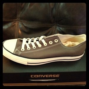 W ok mans size 10.5 or Mens 8.5 Converse